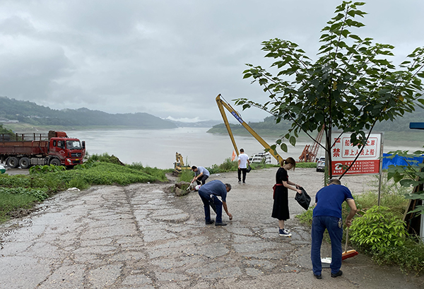 忠縣分公司黨支部開(kāi)展開(kāi)展“美麗港區(qū)，黨員在行動(dòng)”志愿服務(wù)活動(dòng)2_副本.jpg