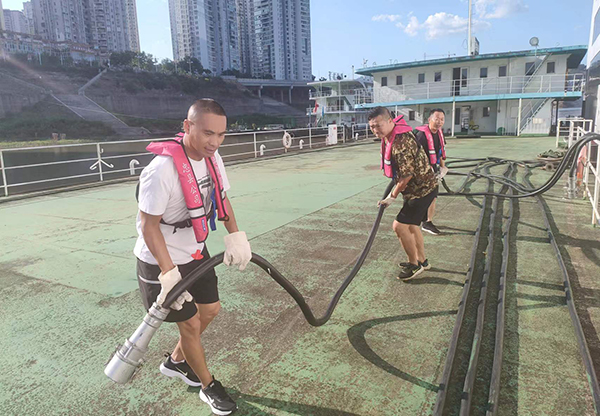 忠縣分公司游輪岸電搭接、船舶生活污水排岸創(chuàng)歷史新高2.jpg